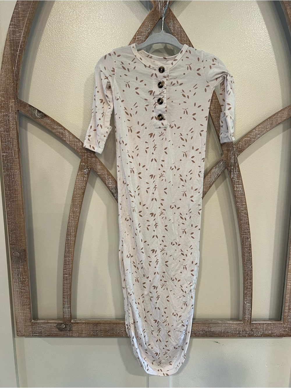 Lou Lou & Company Cream Long-Sleeve Leaf Print One-Piece - size Newborn